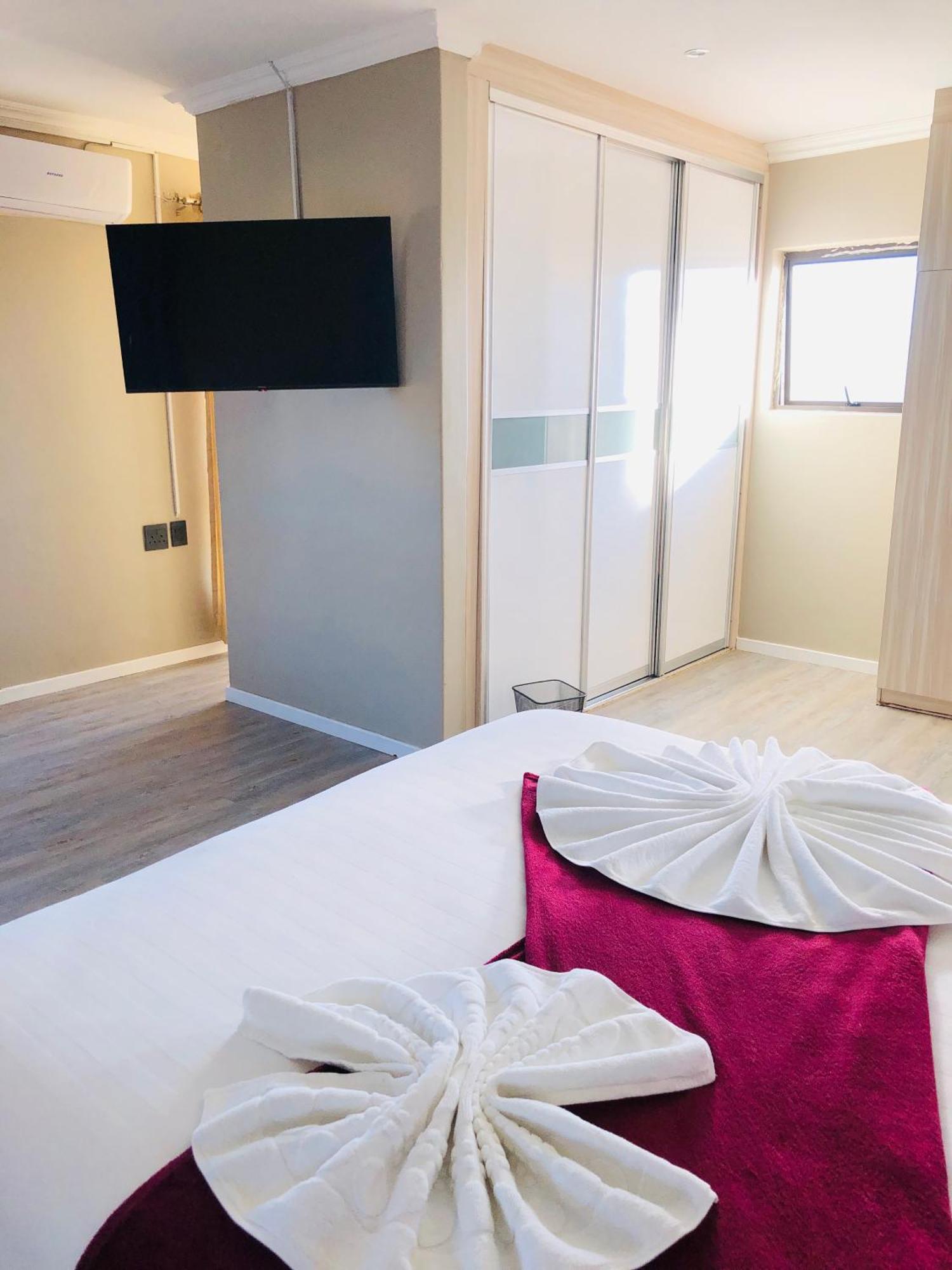 Gabz Airport Inn ハボローネ エクステリア 写真